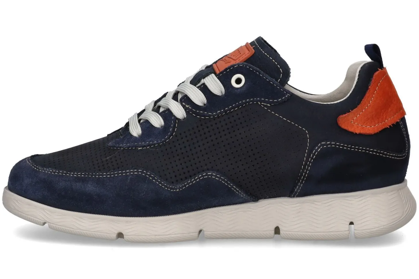 Lage sneakers ON FOOT
